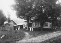 Farmhouse with people in front, either the Phillips, Cook or Pratt house
